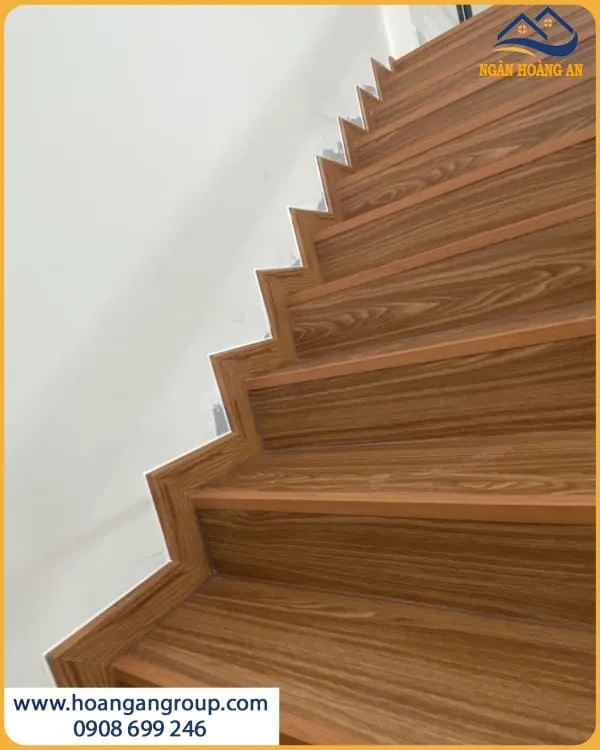 Bậc Cầu Thang Lót Sàn Nhựa Kosmos N1682