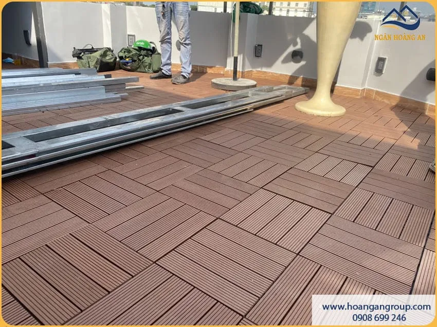 Ban Công Lát Vỉ Gỗ Nhựa Kosmos Màu Copper Brown Ban Công Lát Vỉ Gỗ Nhựa Kosmos Màu Copper Brown