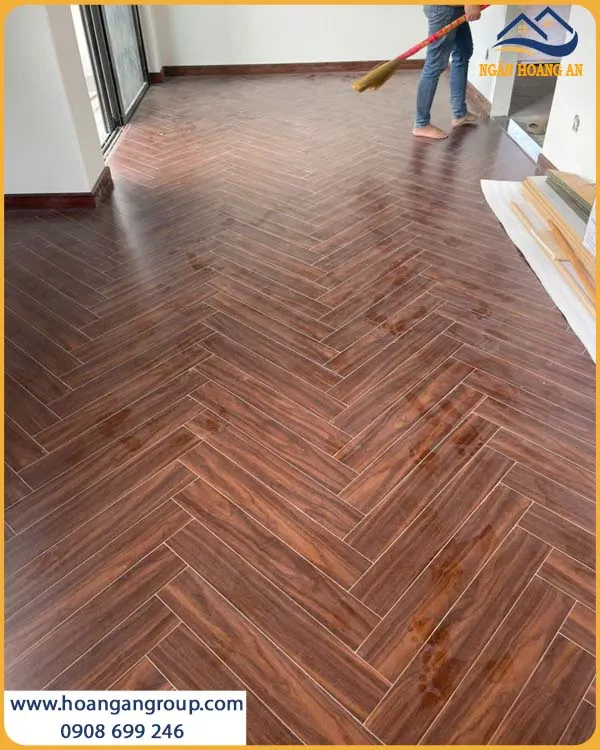 Thi Công Sàn Gỗ Xương Cá Charmwood C02 12mm Vững Chắc