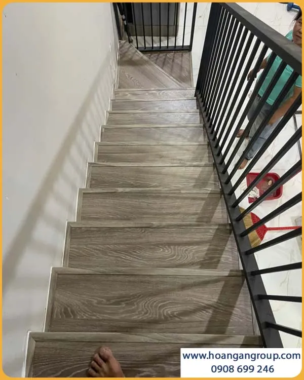 Bề Mặt Cầu Thang Chắc Chắn Với Sàn Gỗ Công Nghiệp F882