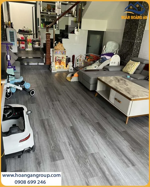 Sàn Nhựa Dán Keo Giả Gỗ Mang Đến Vẻ Đẹp Tự Nhiên Cho Phòng Khách