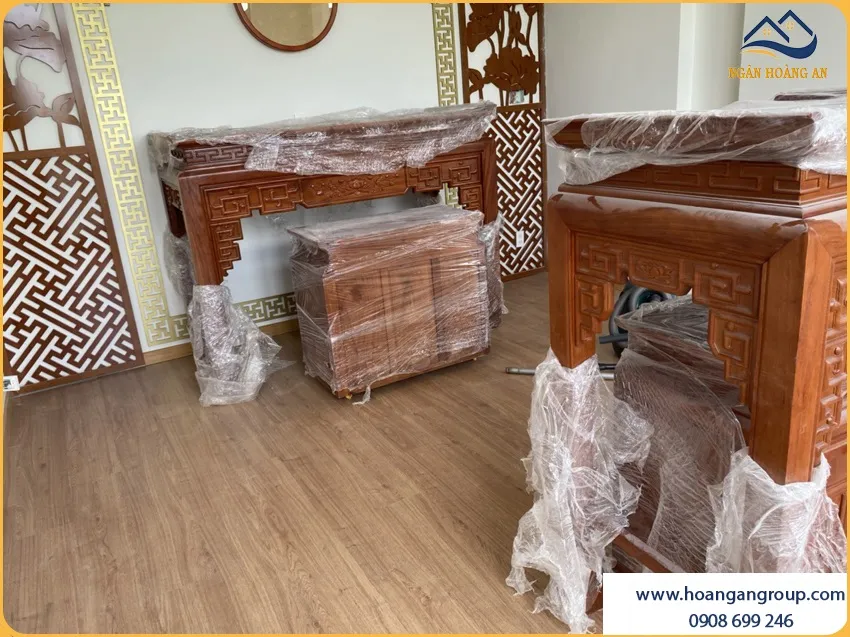 Sàn Gỗ Vân Sồi Sáng Giúp Phòng Thờ Trở Nên Ấm Cúng