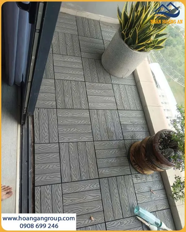 Khu Vực Ban Công Sau Khi Lắp Vỉ Gỗ Nhựa Hobiwood