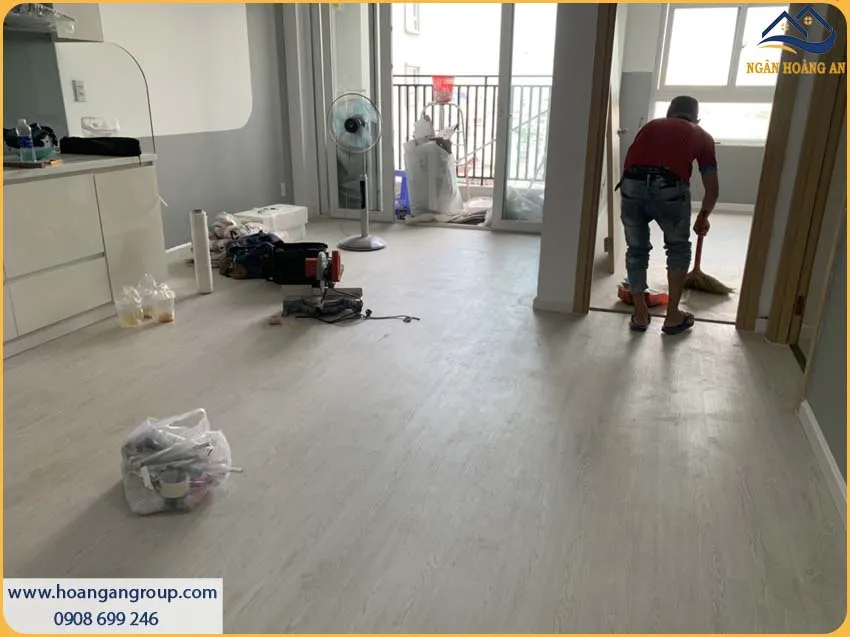 Sàn Nhựa Hèm Khóa Vân Gỗ Sáng Cho Căn Hộ Tối Giản