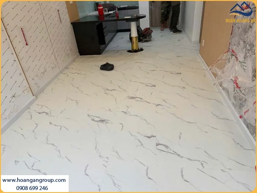 Phòng Khách Được Lót Sàn Dán Keo Giả Đá Comforts Đẹp Và Thu Hút Phòng Khách Được Lót Sàn Dán Keo Giả Đá Comforts Đẹp Và Thu Hút