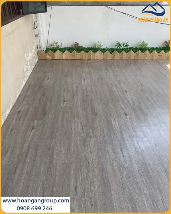Thi Công Sàn Nhựa Dán Keo Giả Gỗ Cho Trường Mầm Non