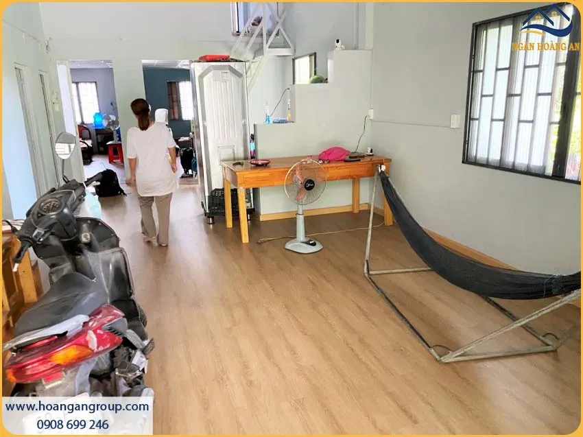 Lót Sàn Nhựa Hèm Khóa Giả Gỗ Cho Phòng Khách Hiện Đại