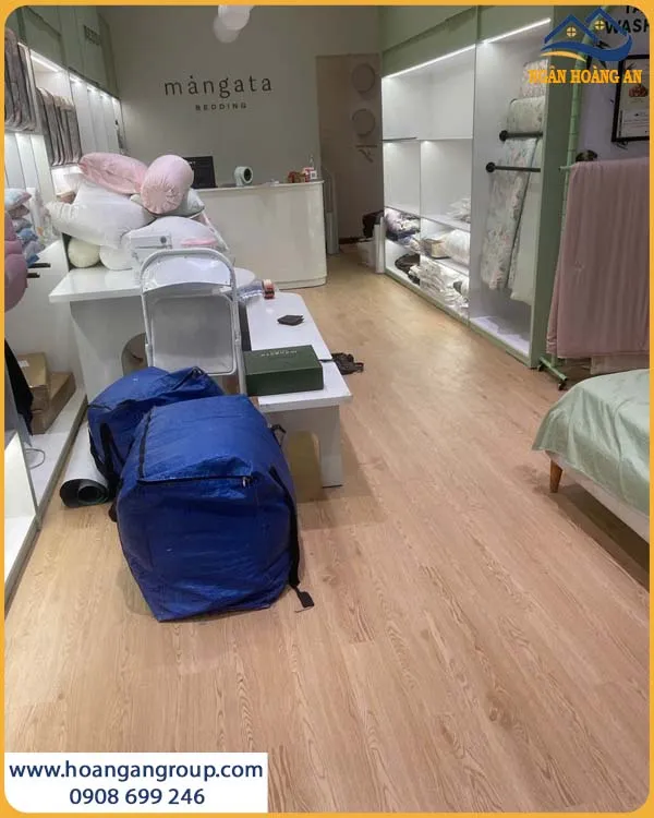 Khu Vực Trưng Bày Được Làm Mới Với Sàn Có Keo Sẵn THFloor T022