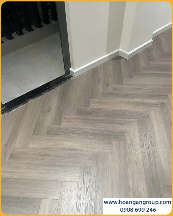 Cận Cảnh Kiểu Lát Xương Cá Của Sàn Gỗ Charmwood D3411