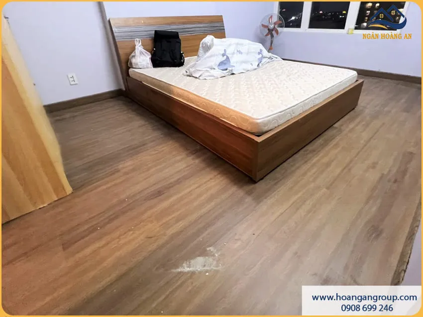 Căn Hộ Gọn Gàng Với Sàn Nhựa Hèm Khoá