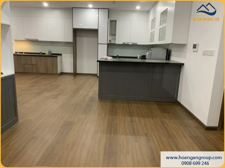 Căn Hộ Gọn Gàng Với Sàn Nhựa Hèm Khoá