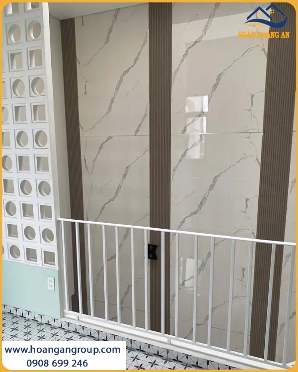 Cầu Thang Được Ốp Tường Bằng Tấm Nhựa PVC Giả Đá Và Lam Sóng Than Tre Cầu Thang Được Ốp Tường Bằng Tấm Nhựa PVC Giả Đá Và Lam Sóng Than Tre