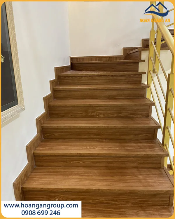 Cầu Thang Lát Sàn Nhựa Hèm Khoá Kosmos N1682 