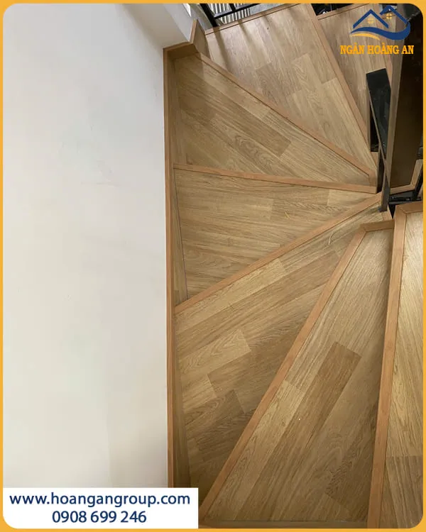 Cầu Thang Ốp Sàn Gỗ Robina Bền Đẹp Theo Thời Gian Cầu Thang Ốp Sàn Gỗ Robina Bền Đẹp Theo Thời Gian