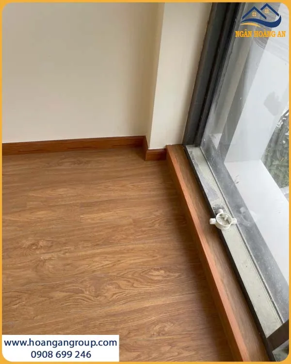Cận Cảnh Len Chân Tường Giả Gỗ Sau Khi Thi Công Cận Cảnh Len Chân Tường Giả Gỗ Sau Khi Thi Công