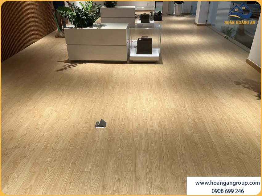 Sàn Gỗ Công Nghiệp Cho Shop Trang Sức