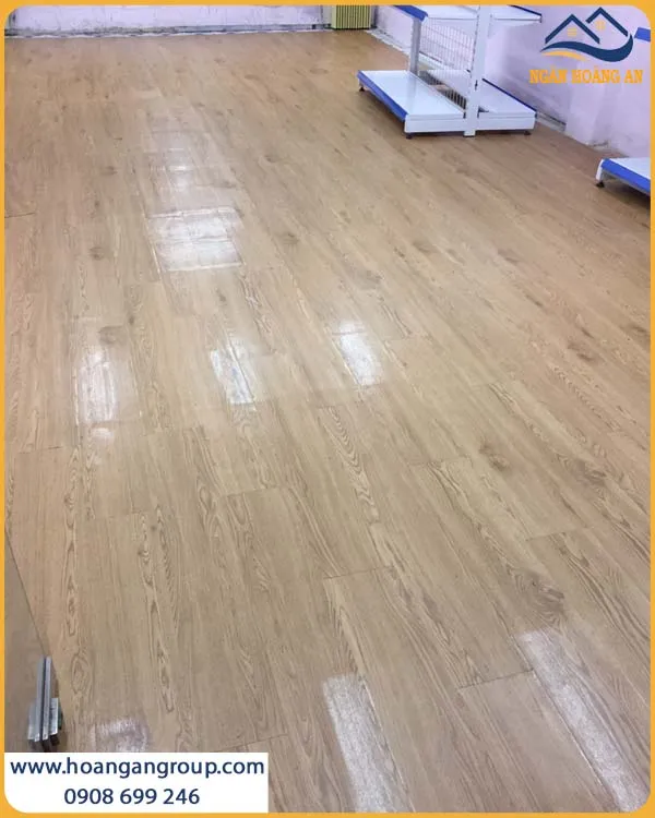 Không Gian Bán Hàng Chuyên Nghiệp Với Sàn Nhựa Có Keo Sẵn MsFloor W504