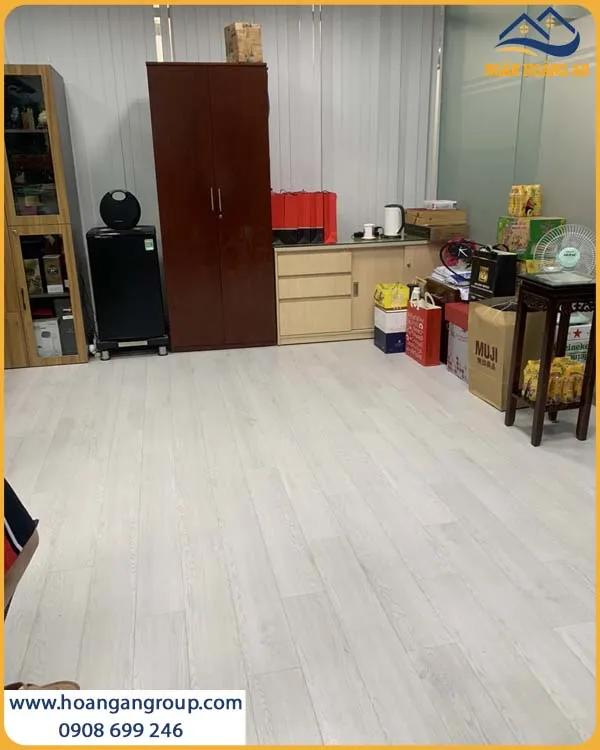 Sàn Nhựa Tự Dán Giả Gỗ Cho Khu Vực Làm Việc Chung