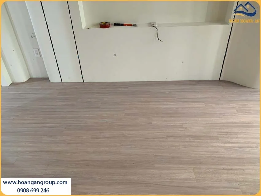 Sàn Gỗ Công Nghiệp Kosmos Được Lắp Đặt Thời Thượng Cho Phòng Khách
