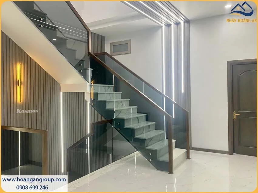 Mẫu Ốp Tường Cầu Thang Lam Sóng Giả Gỗ Cho Nhà Phố Mẫu Ốp Tường Cầu Thang Lam Sóng Giả Gỗ Cho Nhà Phố