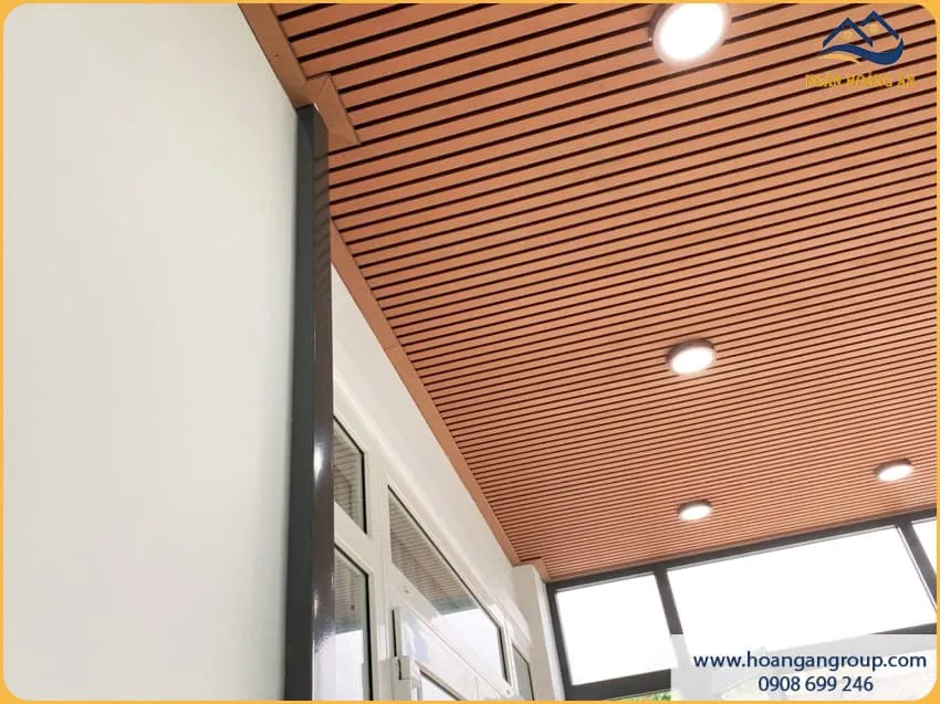 Công Trình Ốp Trần Nhà Ở Màu Light Wood Sang Trọng Công Trình Ốp Trần Nhà Ở Màu Light Wood Sang Trọng