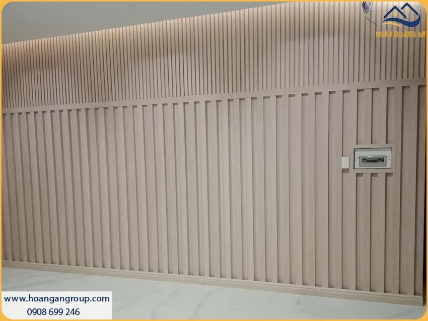 Hình Ảnh Ốp Tường Cửa Hàng Lam Sóng Giả Gỗ Sau Hoàn Thiện
