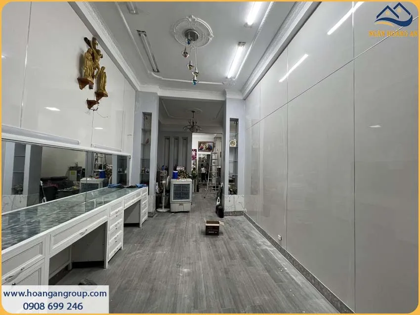 Hình Ảnh Ốp Tường Cửa Hàng PVC Trắng Trơn Sau Hoàn Thiện