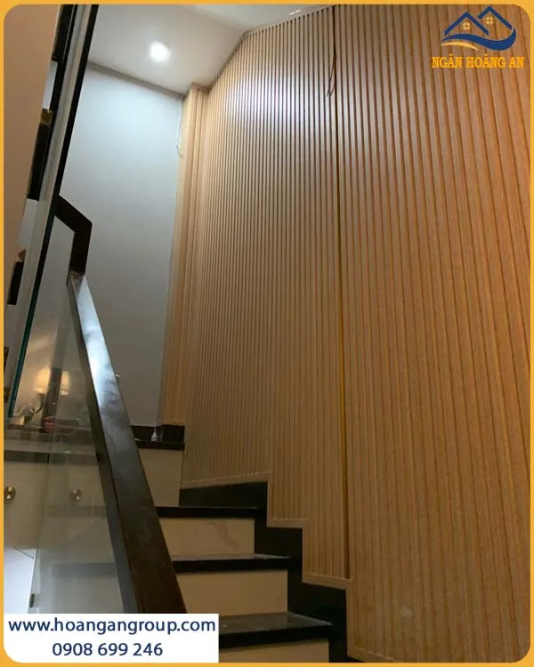 Thi Công Ốp Tường Lam Sóng Giả Gỗ Cho Khu Vực Cầu Thang
