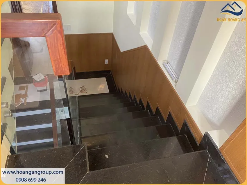 Công Trình Ốp Tường Lamri Nano Giả Gỗ Cho Cầu Thang Sang Trọng
