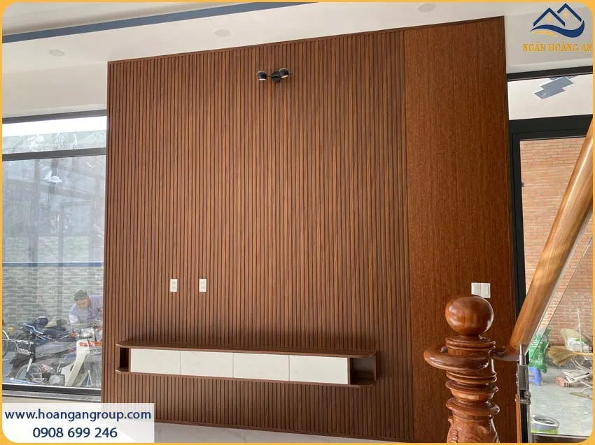 Công Trình Ốp Vách Tivi Với Lam Sóng Giả Gỗ