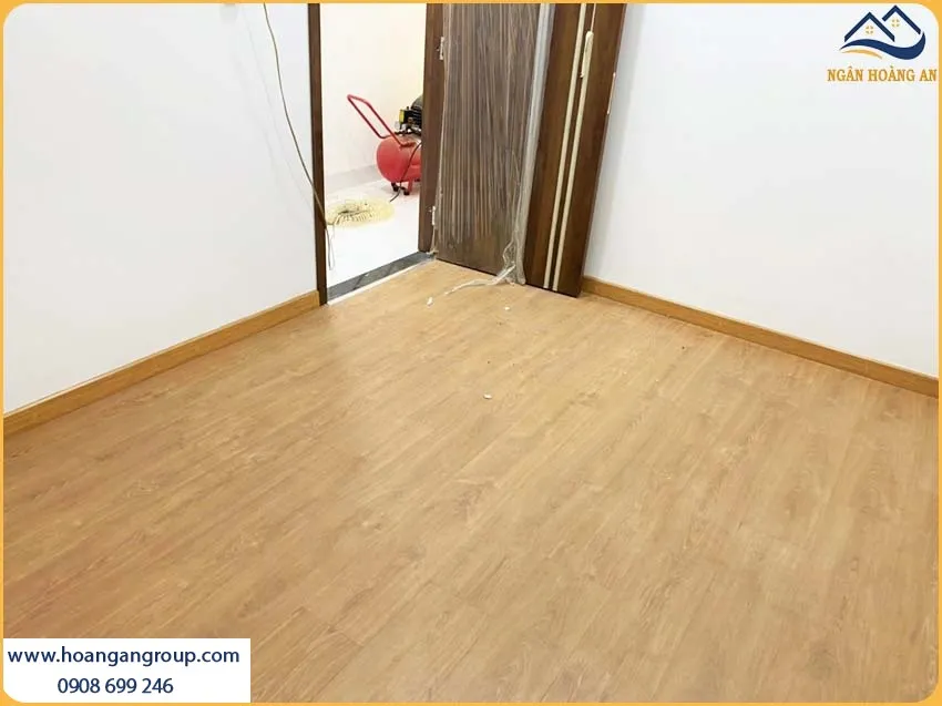 Sàn Phòng Khách Được Thi Công Chắc Chắn Bởi Sàn Gỗ Công Nghiệp