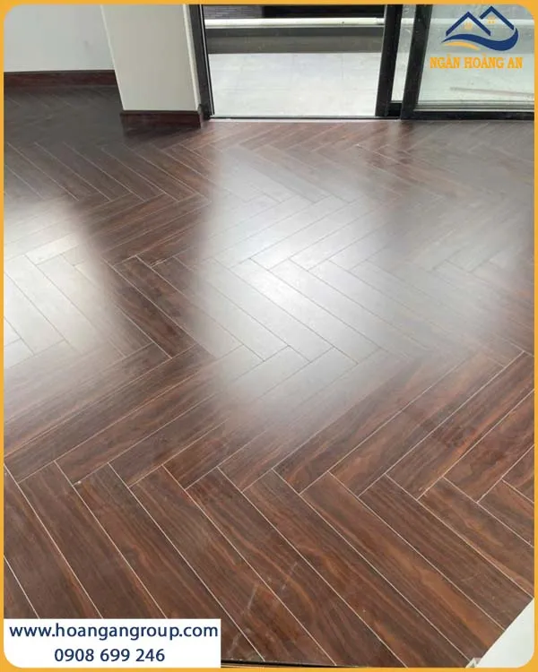 Hình Ảnh Thực Tế Sàn Gỗ Xương Cá Charmwood C02 12mm