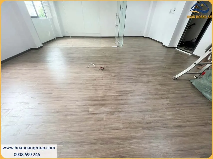 Thi Công Sàn Gỗ Công Nghiệp Wilson 12mm Chắc Chắn Cho Văn Phòng 
