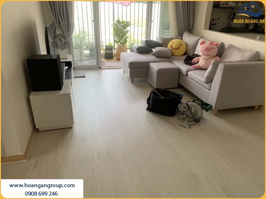 Sàn Nhựa Giả Gỗ Được Lắp Đặt Thời Thượng Cho Phòng Khách
