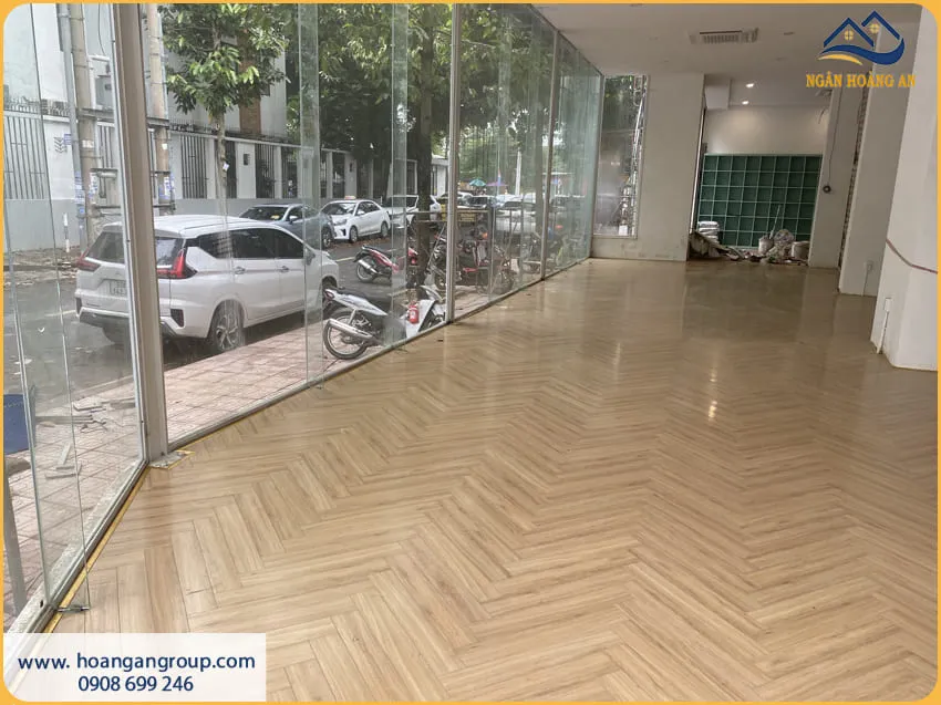 Cửa Hàng Sang Trọng Nhờ Lót Sàn Gỗ Xương Cá Độc Đáo Cửa Hàng Sang Trọng Nhờ Lót Sàn Gỗ Xương Cá Độc Đáo