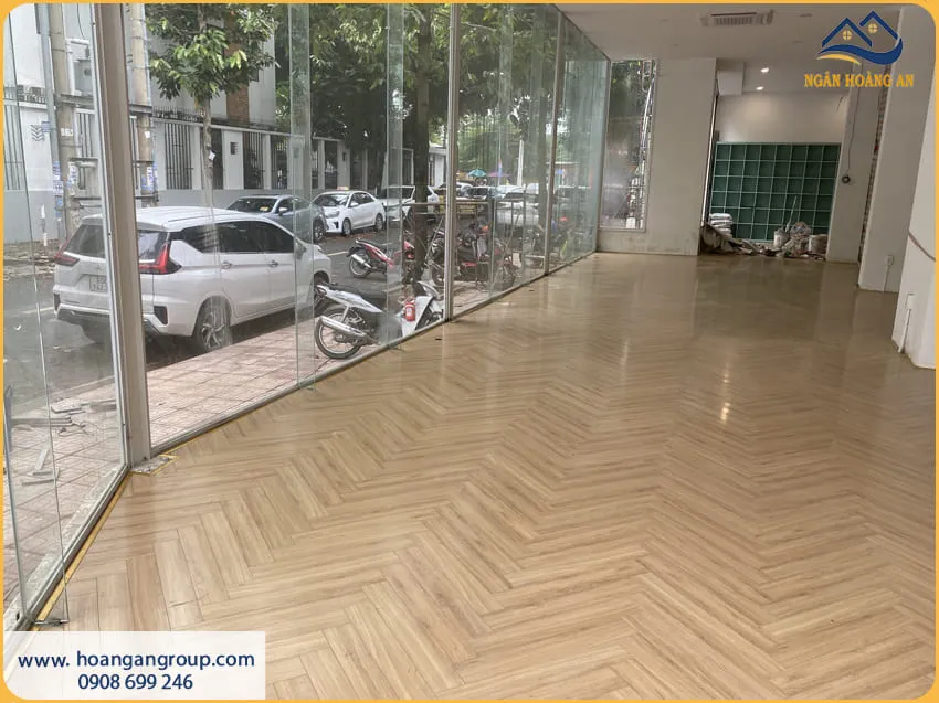 Cửa Hàng Sang Trọng Nhờ Lót Sàn Gỗ Xương Cá Độc Đáo