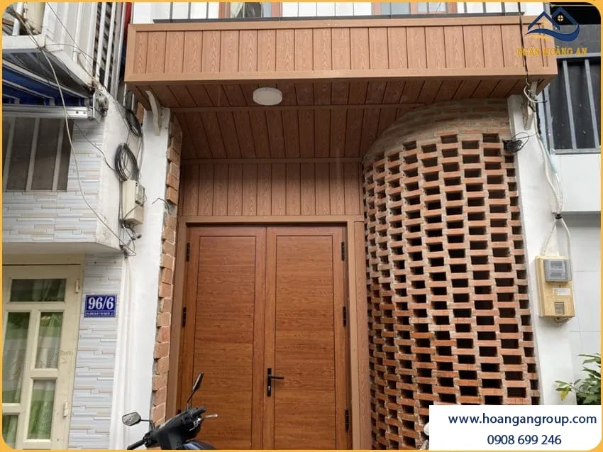 Thi Công Tấm Ốp Trần Gỗ Nhựa Kosmos Chống Trầy Xước, Chống Bay Màu