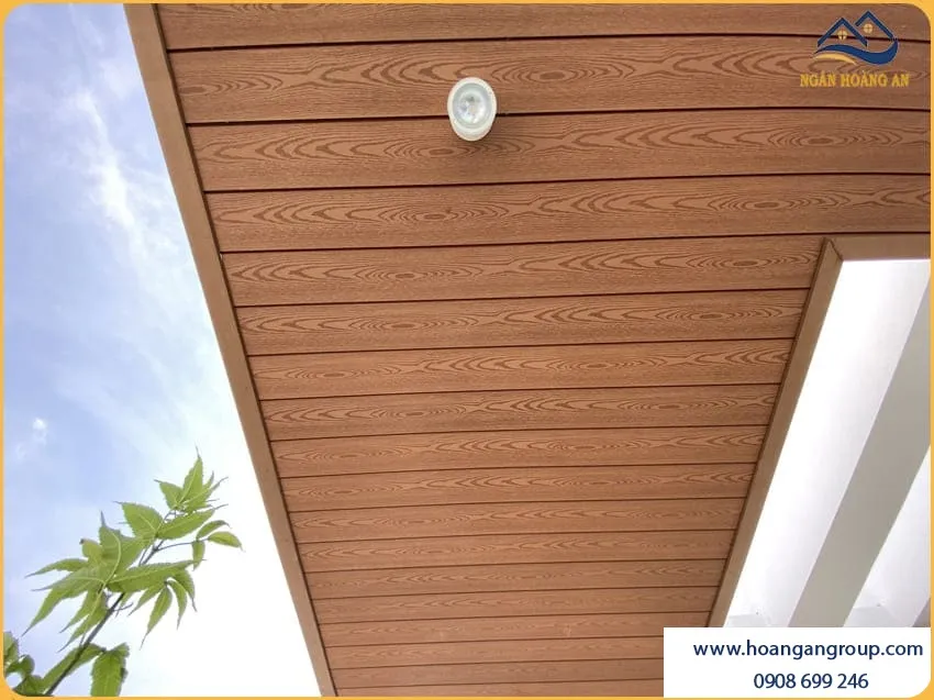 Trần Được Ốp Bằng Tấm Gỗ Nhựa Ngoài Trời Kosmos Hiện Đại