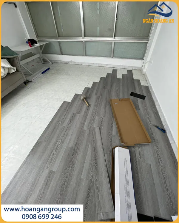 Đội Ngũ Thi Công Sàn Nhựa Dán Keo Uy Tín