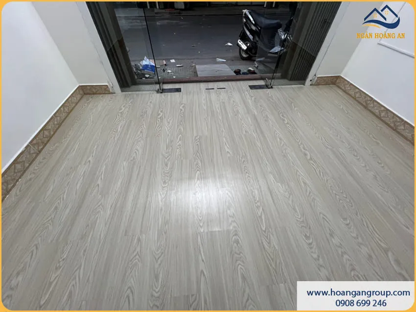 Đội Ngũ Thi Công Sàn Nhựa Dán Keo Uy Tín