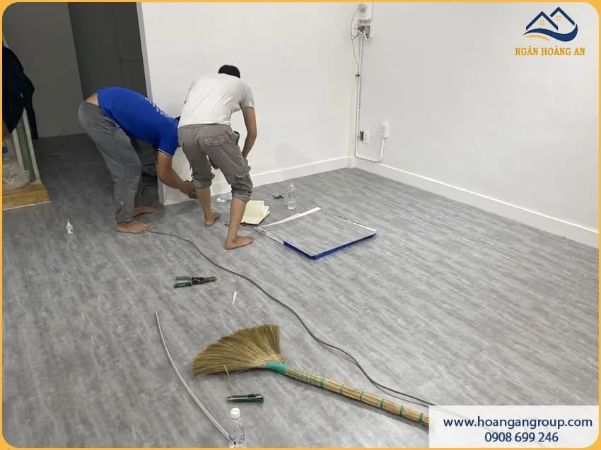 Đội Ngũ Thi Công Sàn Nhựa Dán Keo Uy Tín