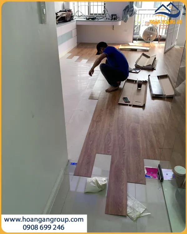 Đội Ngũ Thi Công Sàn Nhựa Dán Keo Uy Tín