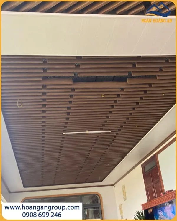 Đơn Vị Thi Công Ốp Trần Nan U Nhựa Giả Gỗ HT104 Hobiwood Chất Lượng Đơn Vị Thi Công Ốp Trần Nan U Nhựa Giả Gỗ HT104 Hobiwood Chất Lượng