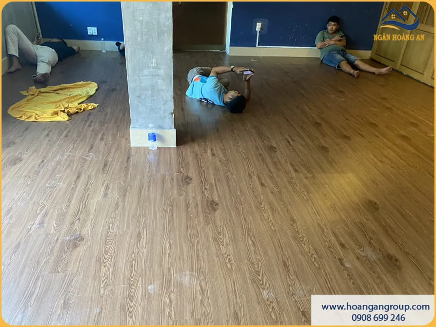 Đơn Vị Thi Công Sàn Nhựa Dán Keo Nhanh Gọn Sạch Sẽ