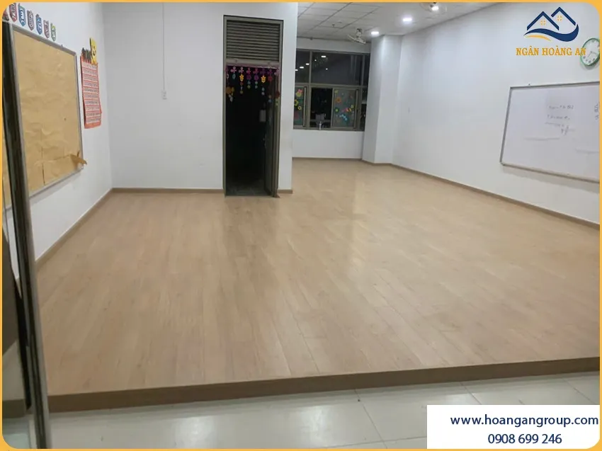 Mẫu Sàn Gỗ Công Nghiệp Tạo Không Gian Học Tập Chuyên Nghiệp