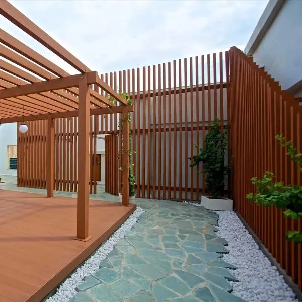Hàng Rào Gỗ Nhựa Ngoài Trời