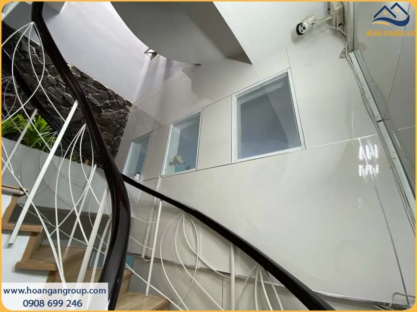 Không Gian Cầu Thang Nổi Bật Với Tấm Ốp PVC Trắng Trơn