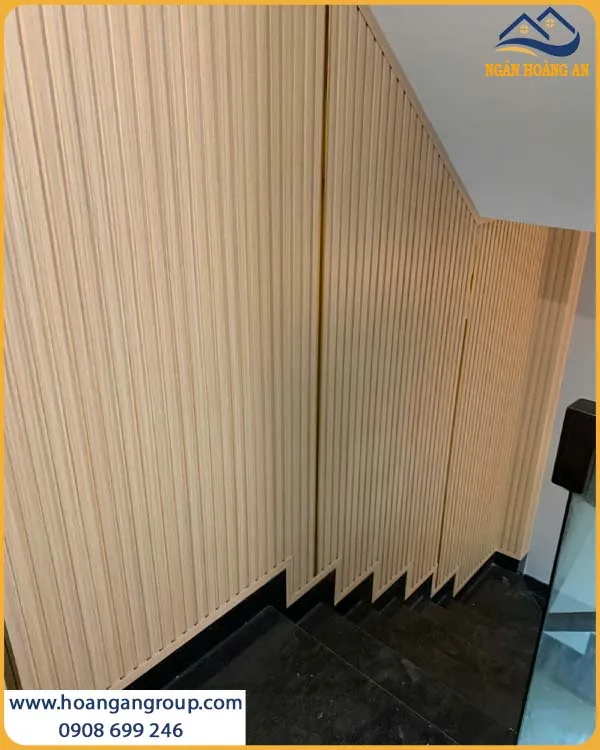 Công Trình Ốp Tường Cầu Thang Lam Sóng Giả Gỗ Hiện Đại Công Trình Ốp Tường Cầu Thang Lam Sóng Giả Gỗ Hiện Đại