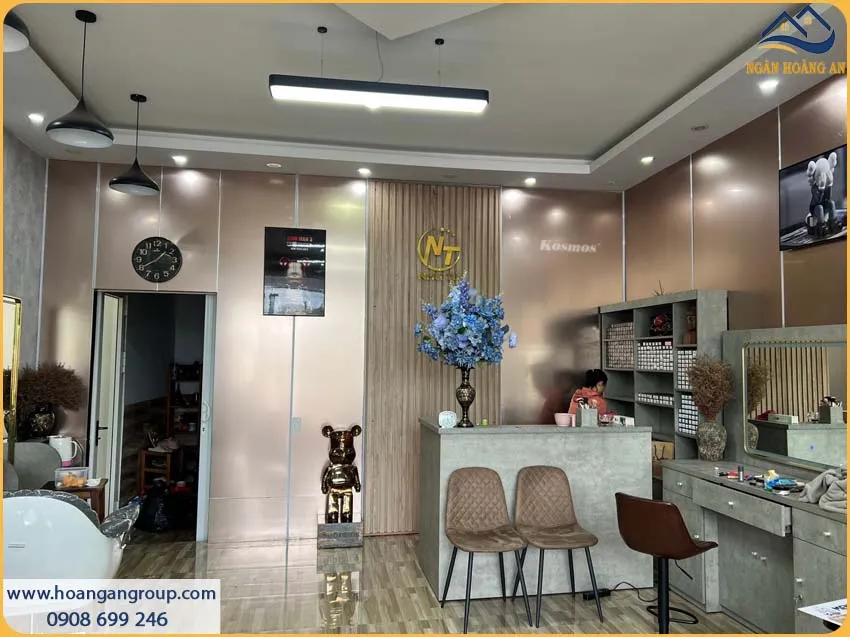 Không Gian Cửa Hàng Hiện Đại Với Tấm Ốp Than Tre