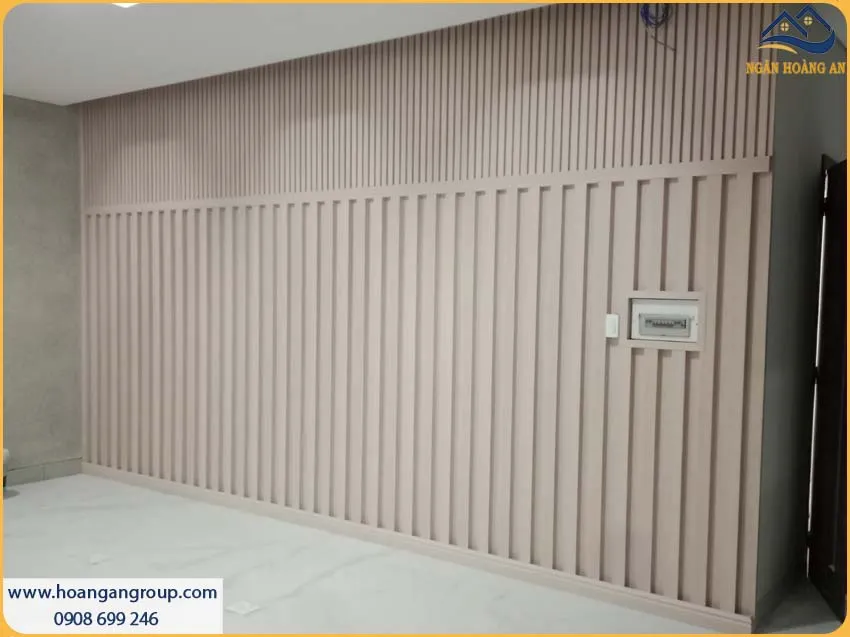 Thi Công Ốp Tường Lam Sóng Giả Gỗ Cho Cửa Hàng Thời Trang